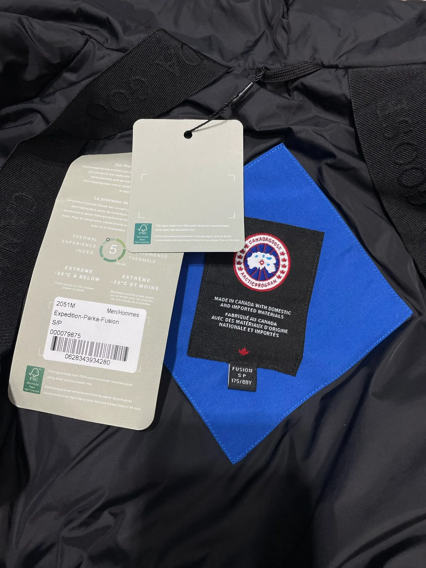 P910 special version 🌟 🇨🇦CANADA GOOES 24 new models 08 models/couple models Factory direct supply: supplying global purchasing agents, micro-business, entities, Tmall, high-end stalls and studio cooperation, free shipping! Canada Goose Expedition Parka 2008 is the same style for men and women. It is mid-length and the most timeless classic. All Arctic and Antarctic scientific expedition teams choose Canada Goose as their cold-proof equipment. It is the Rolls-Royce of down jackets. ➖ Industry-leading anti-counterfeiting chip sensing. ➖ Imported Behringer embroidery machines and customized embroidery labels, the highest level and industry leading. ➖ Imported Korean 21-count polyester-cotton blended original fabric, TC85 waterproof coated fabric, water-repellent, windproof and wear-resistant. ➖ The new national standard 80 white duck down is filled with an average of 520 grams of down. The amount of down filled is industry-leading. ➖ 100% nylon lining with double double-layer sealing design to prevent velvet running, and seamless thread design on the cuffs! ➖ Western Canadian Green Wolf Collar. ➖ Yoshida YKK provides original factory-customized electroplated sliders. YKK two-way lockable zippers are tight and smooth and do not peel off paint. ➖ 3M composite Velcro is durable and the accessories and hardware are all custom-made. Note: Our copywriting is only simple and clear. Instead of bragging about the copywriting, it is better to compare and understand with samples. Only for the purest goose, the most dedicated, the most professional, the highest quality, the highest cost performance!  Size:XS-XXL